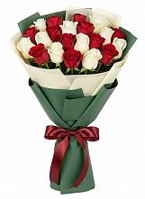 Букет Микс из красных и белых роз в Янкуле