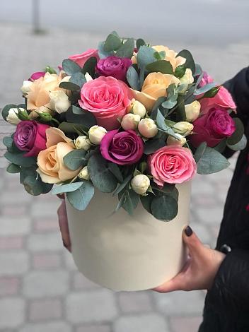 Цветочная композиция из Розы в шляпной коробке в Янкуле