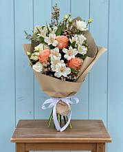 Букет цветов из:  Альстромерии, Лизиантусы, Розы и Хризантемы в Янкуле