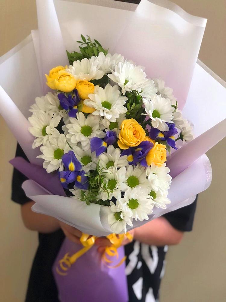 Букет цветов из: Ирисы, Хризантемы и Розы в Янкуле