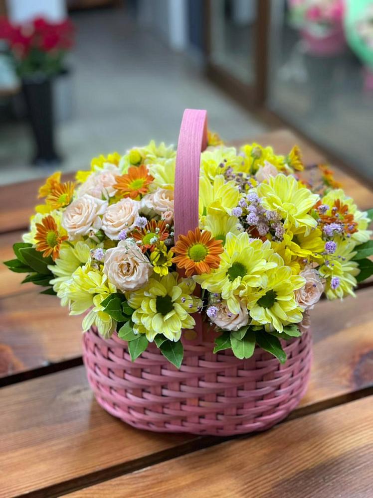 Цветочная композиция из Хризантемы и Розы в корзине в Янкуле