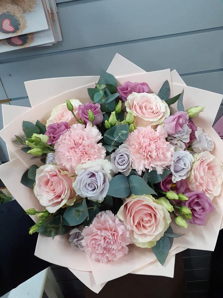 Букет цветов из: Розы, Гвоздики и Лизиантусы в Янкуле